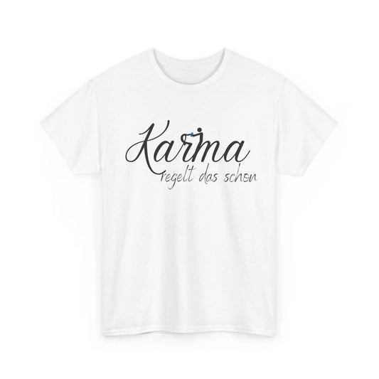 Weißes T-Shirt mit Schriftzug „Karma regelt das schon“ in schwarzer Schrift, unisex Design.