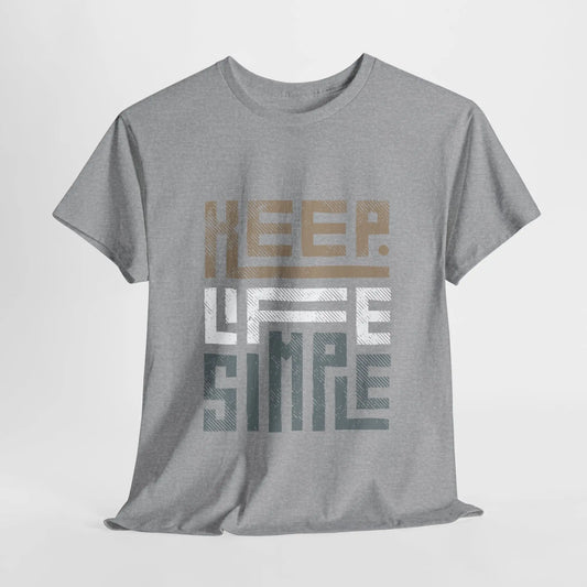 Graues "Keep Life Simple" T-Shirt flach ausgelegt mit modernem Schriftzug-Design.