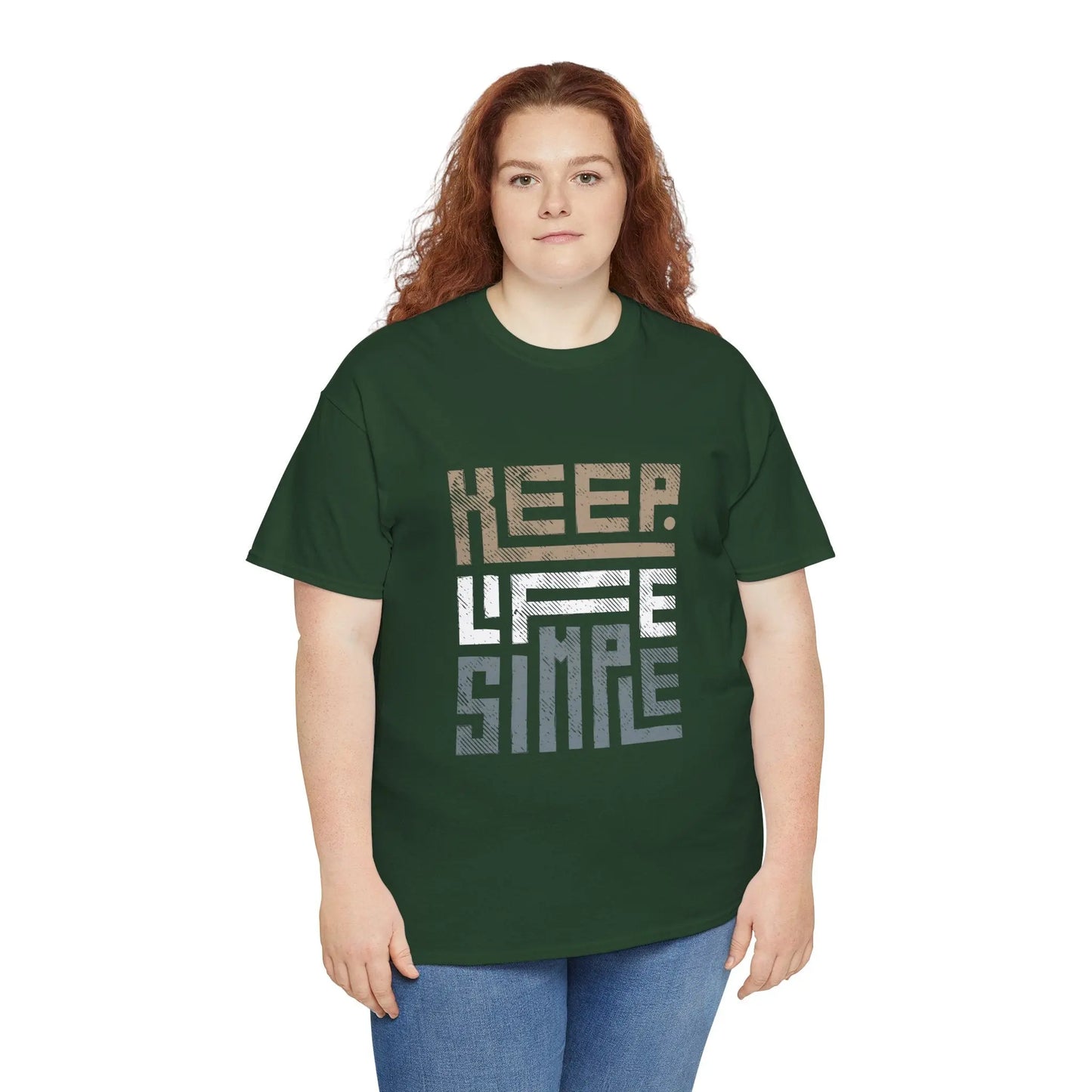 Frau trägt ein dunkelgrünes "Keep Life Simple" T-Shirt und blickt direkt in die Kamera.