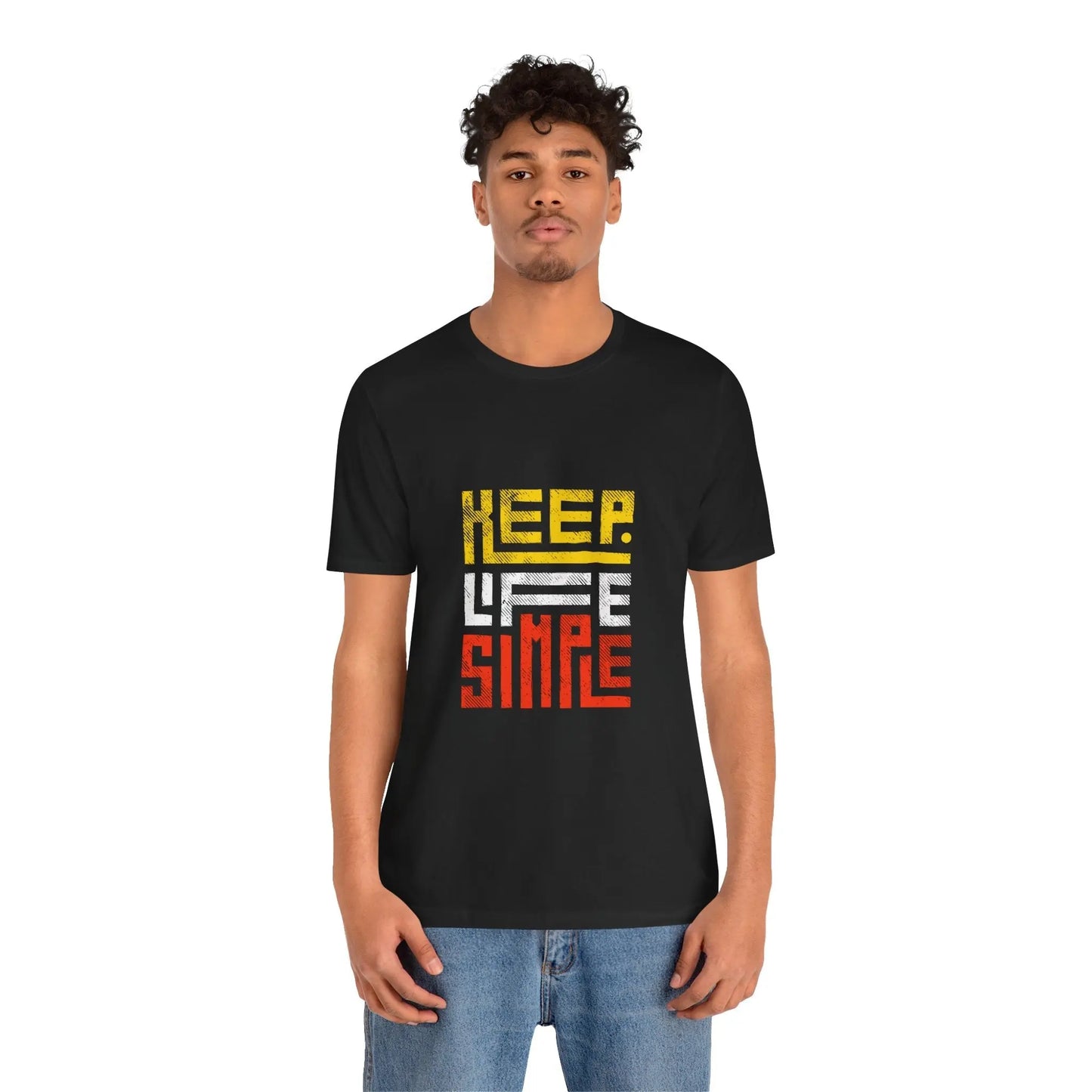 Mann trägt schwarzes "Keep Life Simple"-T-Shirt
