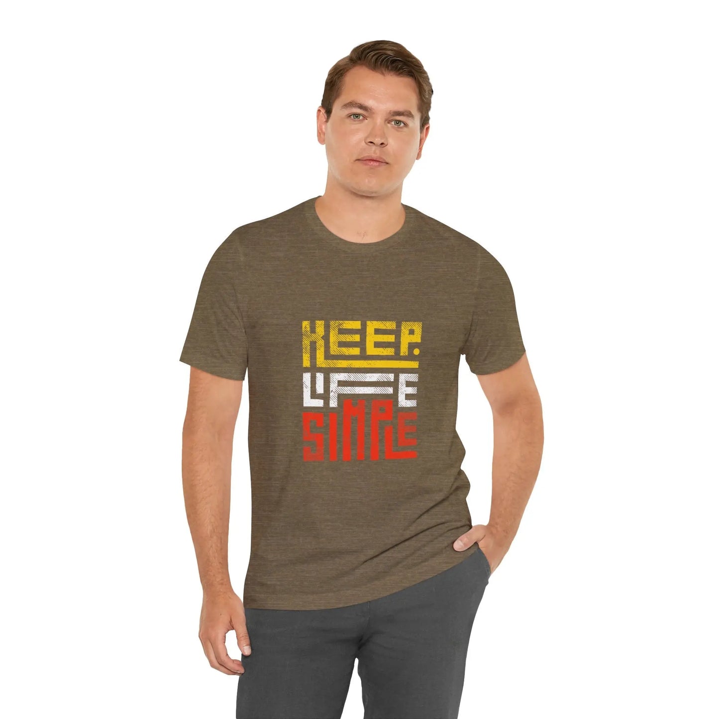 Frau trägt grünes "Keep Life Simple"-T-Shirt