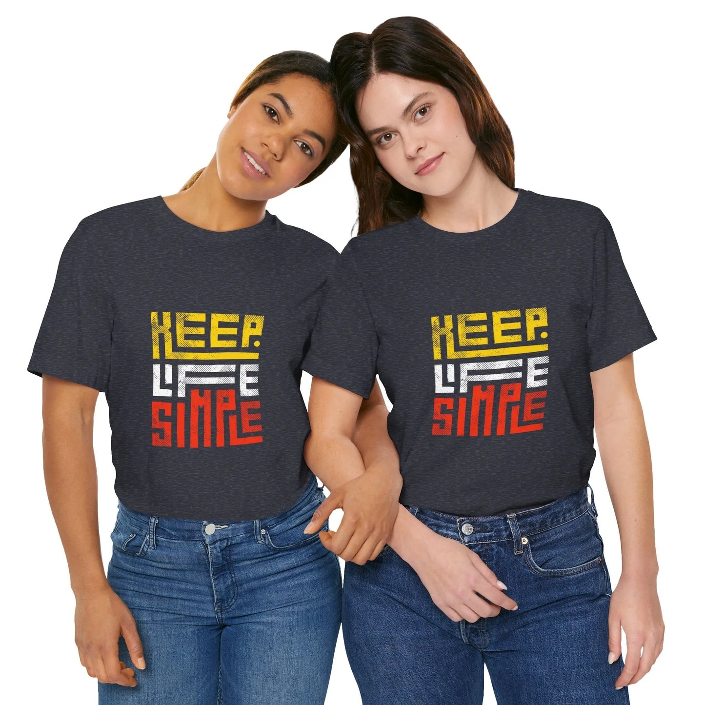 Zwei Frauen tragen dunkelgraue "Keep Life Simple"-T-Shirts