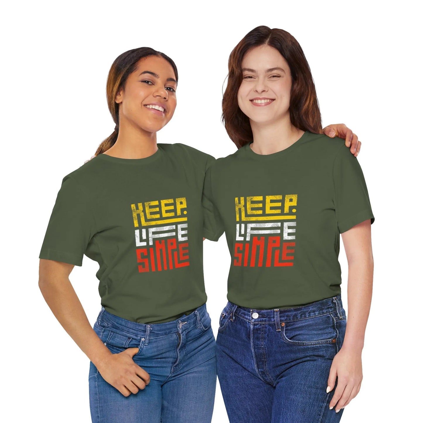 Zwei Frauen tragen das grüne "Keep Life Simple"-T-Shirt