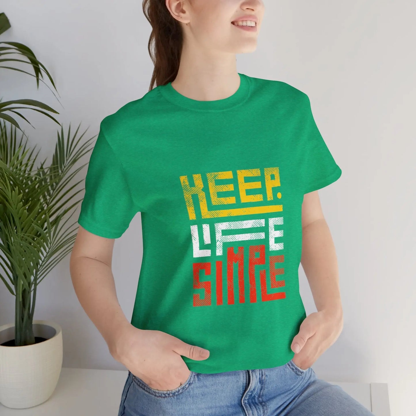 Frau trägt das helle grüne "Keep Life Simple"-T-Shirt