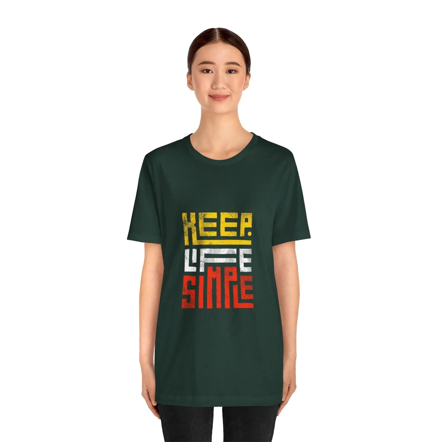Frau trägt das dunkelgrüne "Keep Life Simple"-T-Shirt