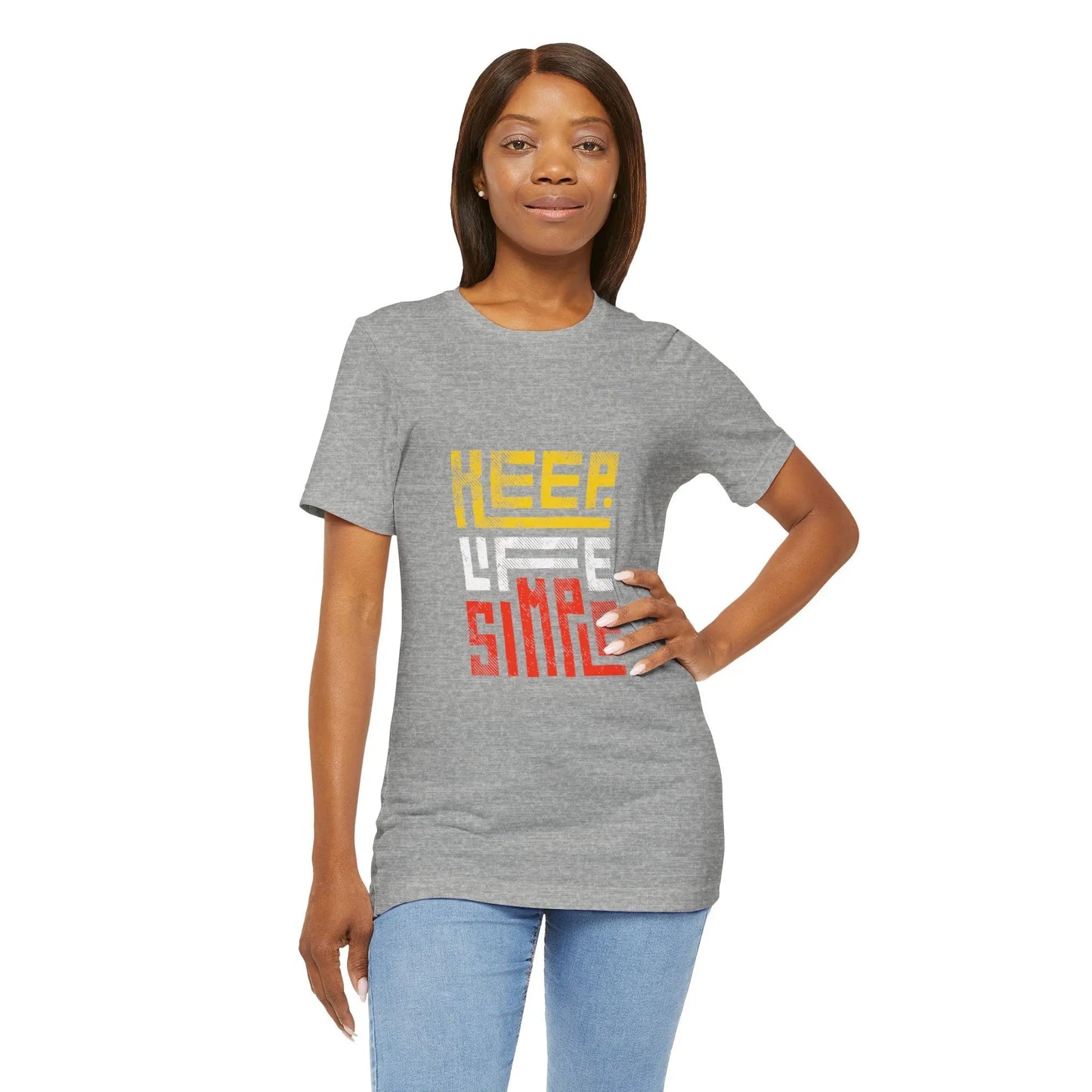 Frau in grauem "Keep Life Simple"-T-Shirt, posierend