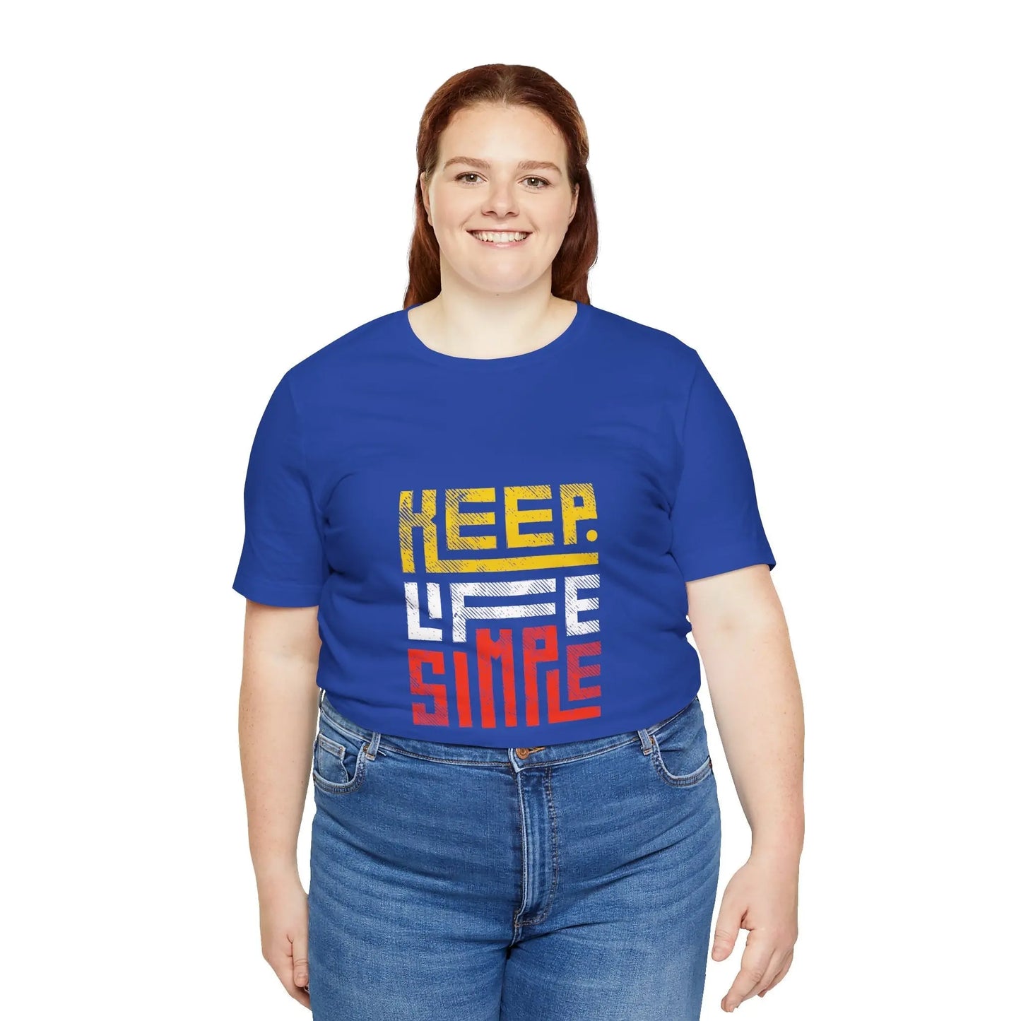 Frau trägt das blaue "Keep Life Simple"-T-Shirt und lächelt