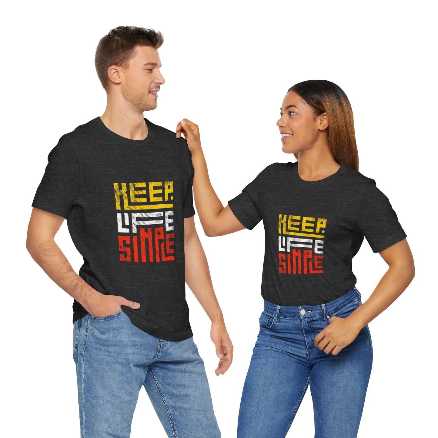 Mann und Frau tragen schwarze T-Shirts mit „Keep Life Simple“-Design.