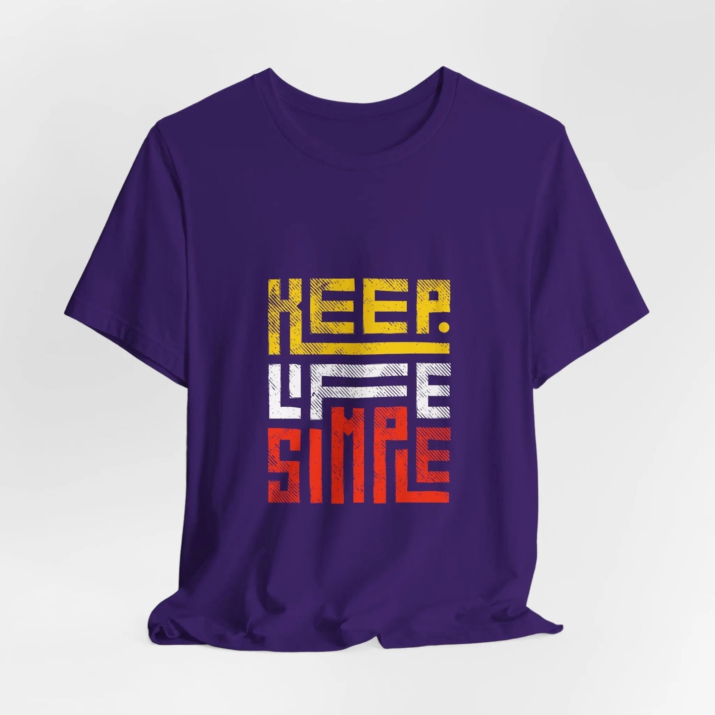Lila T-Shirt mit „Keep Life Simple“-Design in Gelb, Weiß und Rot.