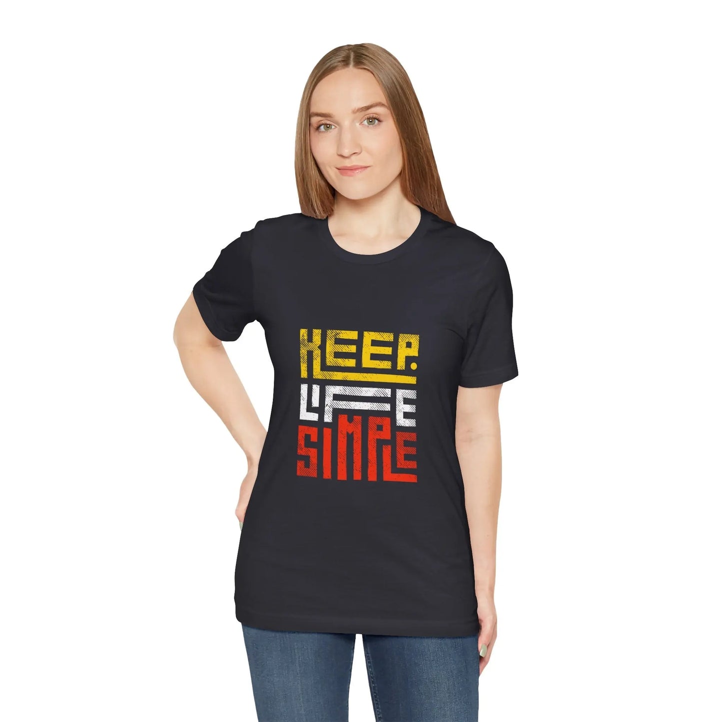Frau trägt dunkelgraues T-Shirt mit „Keep Life Simple“-Design.