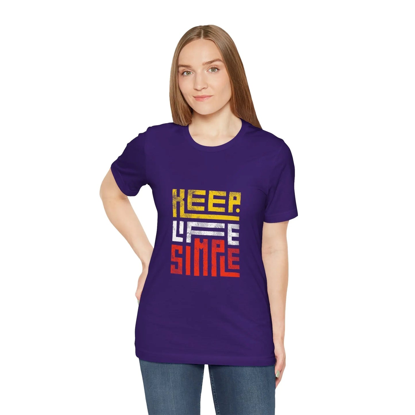 Frau trägt lila T-Shirt mit „Keep Life Simple“-Design.