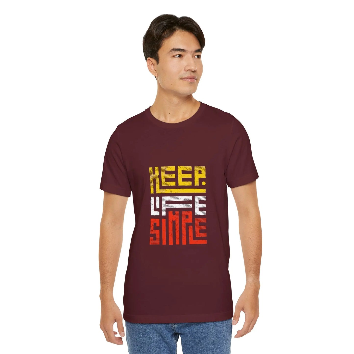 Burgunderrotes T-Shirt mit „Keep Life Simple“-Design in Gelb, Weiß und Rot.