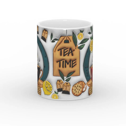 Detailansicht der Tasse mit großem „Tea Time“-Teebeutel-Motiv und umliegenden Teeblättern und Keksen.