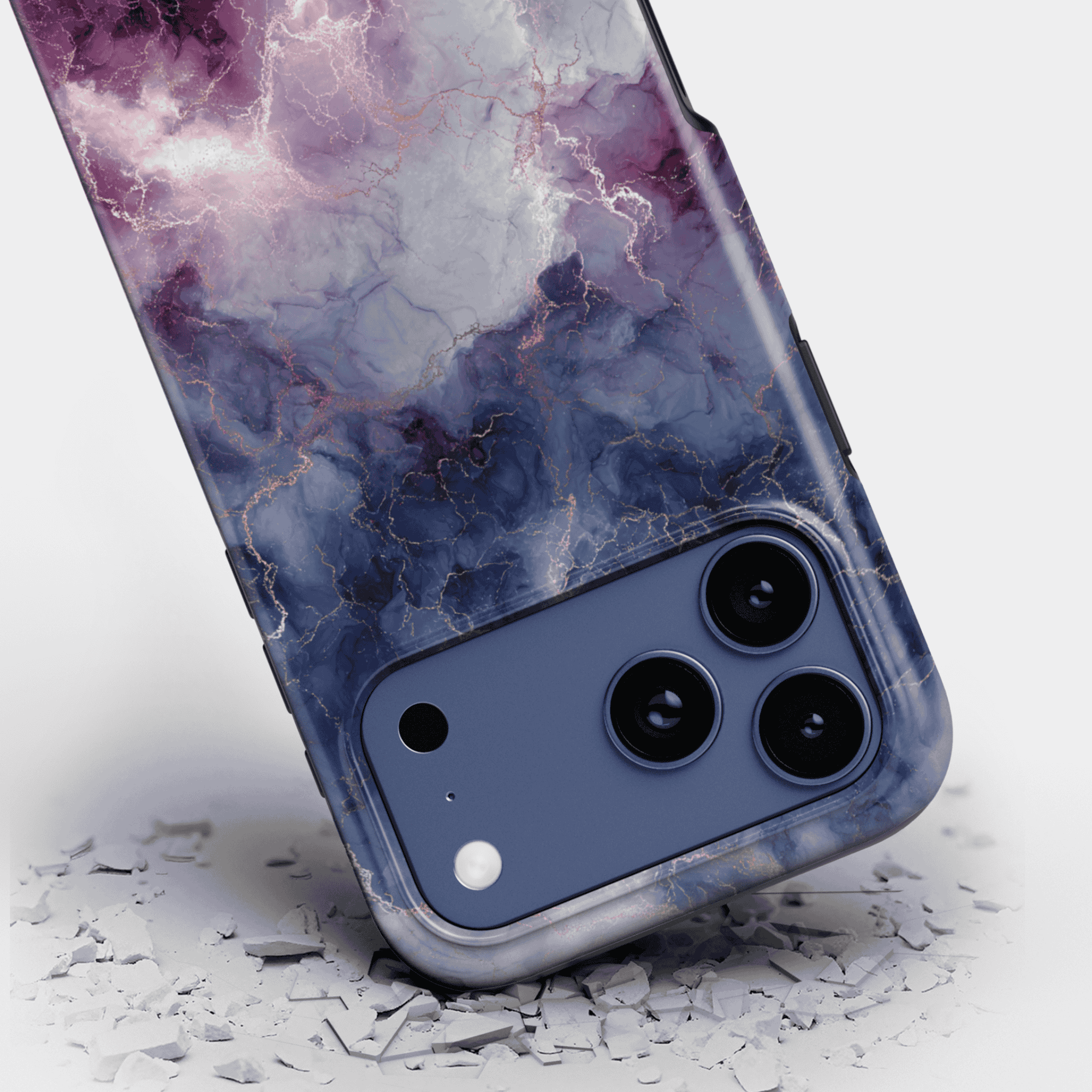 Stoßfeste Handyhülle mit violett-blauem Marmor-Design, Dual-Layer-Schutz, fotografiert auf hellem Untergrund.