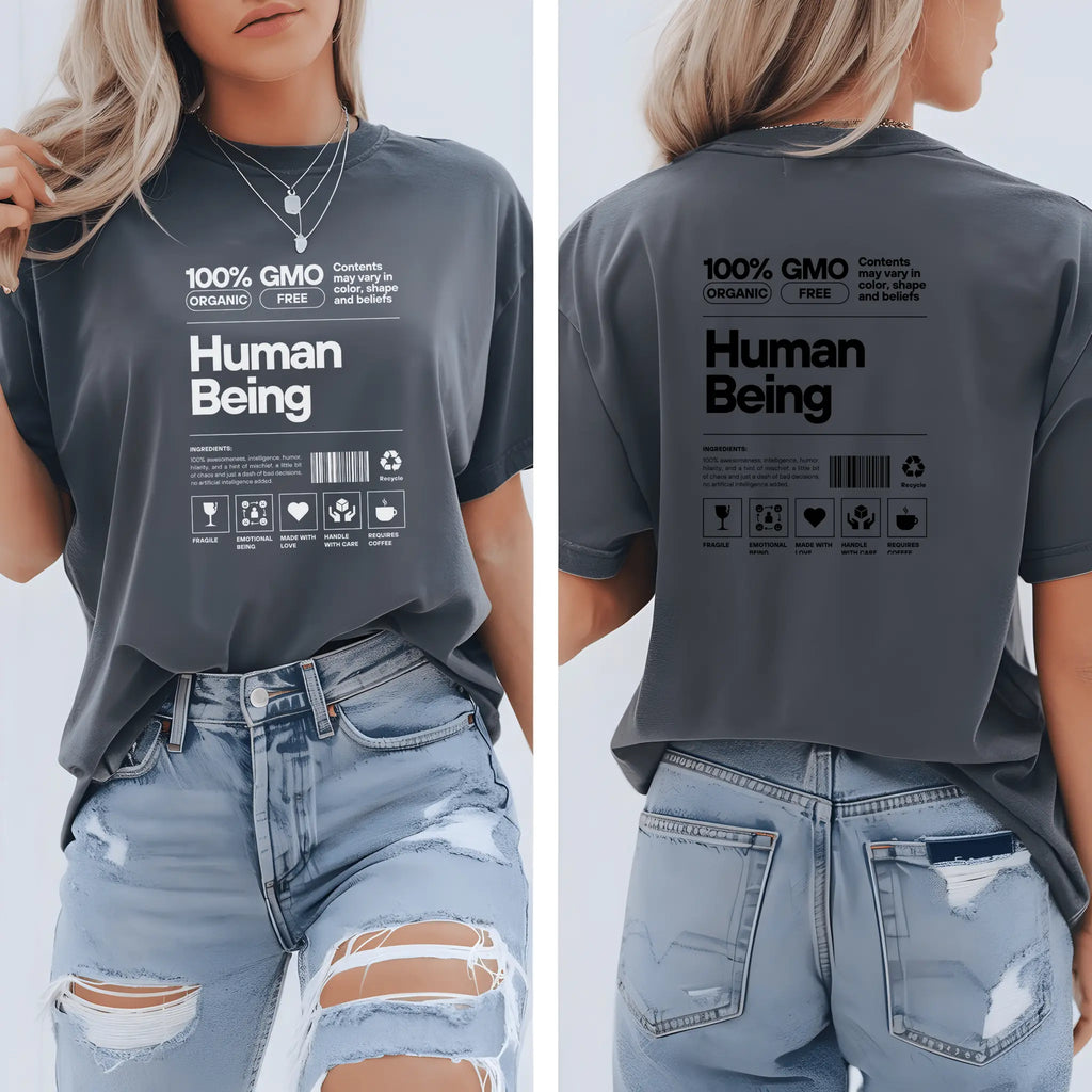 Frau mit grauem Bio-T-Shirt „Human Being“-Design, weiße Aufschrift, kombiniert mit zerrissenen Jeans.