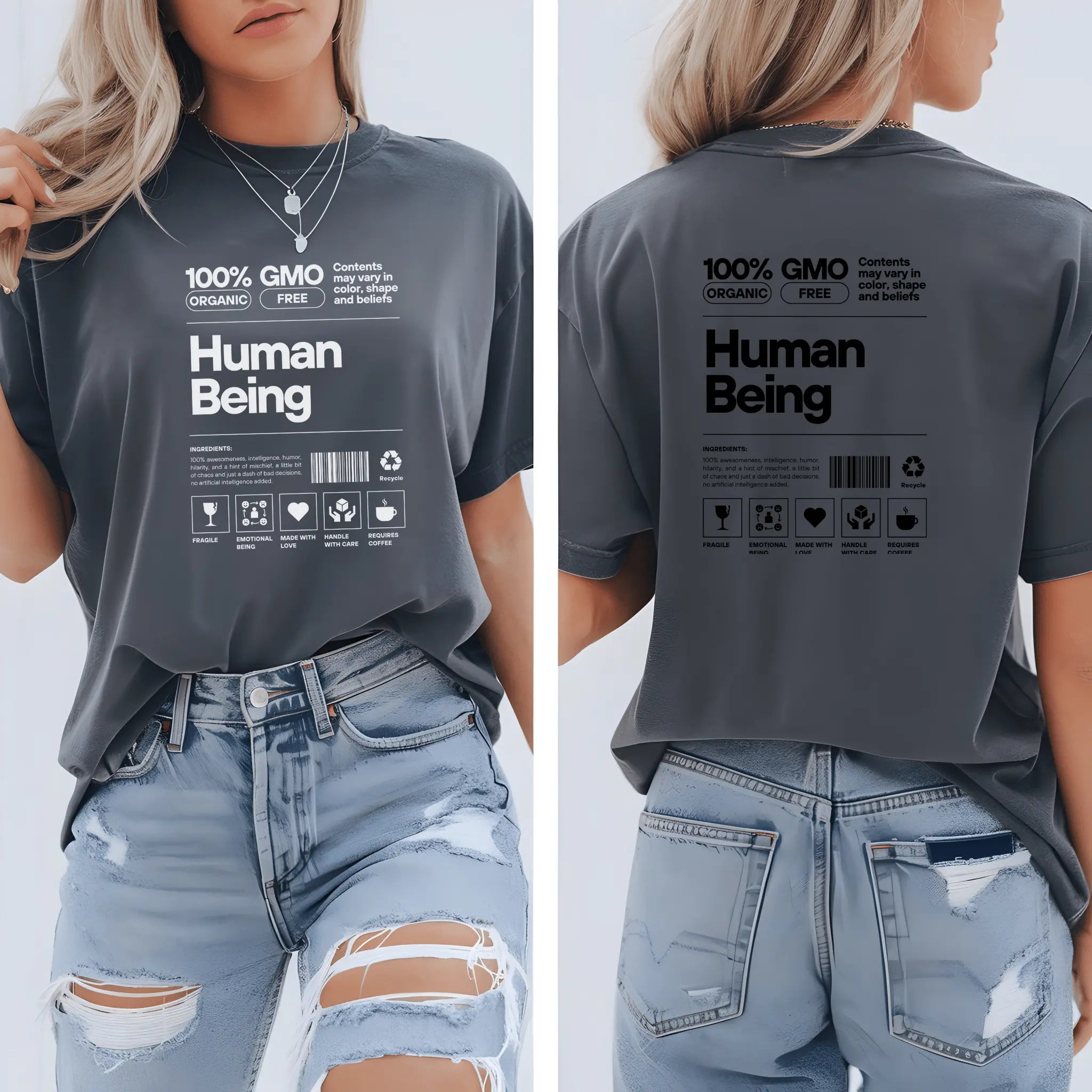 Frau mit grauem Bio-T-Shirt „Human Being“-Design, weiße Aufschrift, kombiniert mit zerrissenen Jeans.