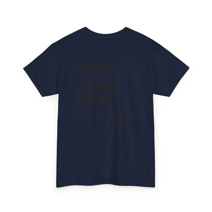 Dunkelblaues T-Shirt Rückseite – Rückseite des T-Shirts mit dem gleichen Design in dunklem Ton.