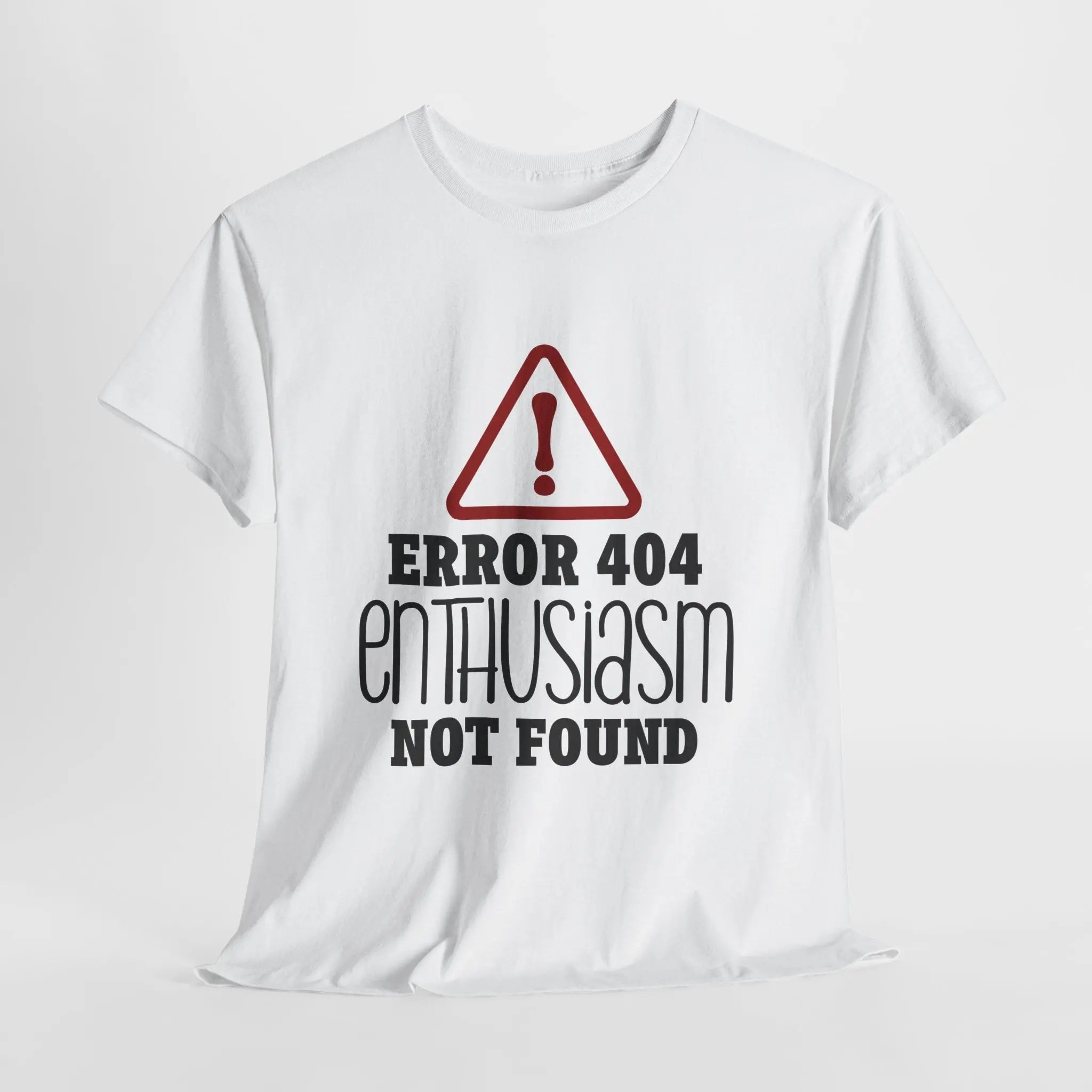 Weißes T-Shirt mit „Error 404 Enthusiasm Not Found“-Aufdruck und rotem Warnsymbol, vor neutralem Hintergrund.