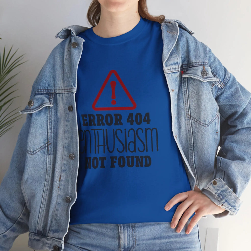 Person trägt ein blaues „Error 404 Enthusiasm Not Found“-T-Shirt mit Jeansjacke, der Oberkörper leicht angewinkelt.