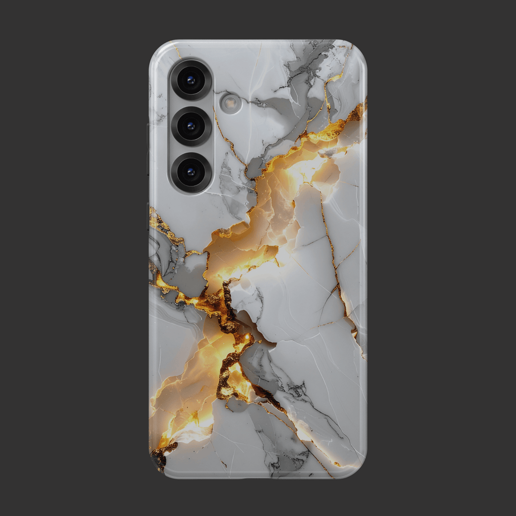 golden-fracture-handyhuelle-rueckseite – Rückansicht der stoßfesten Hülle mit gold-weißer Marmorstruktur und glänzendem Finish.
