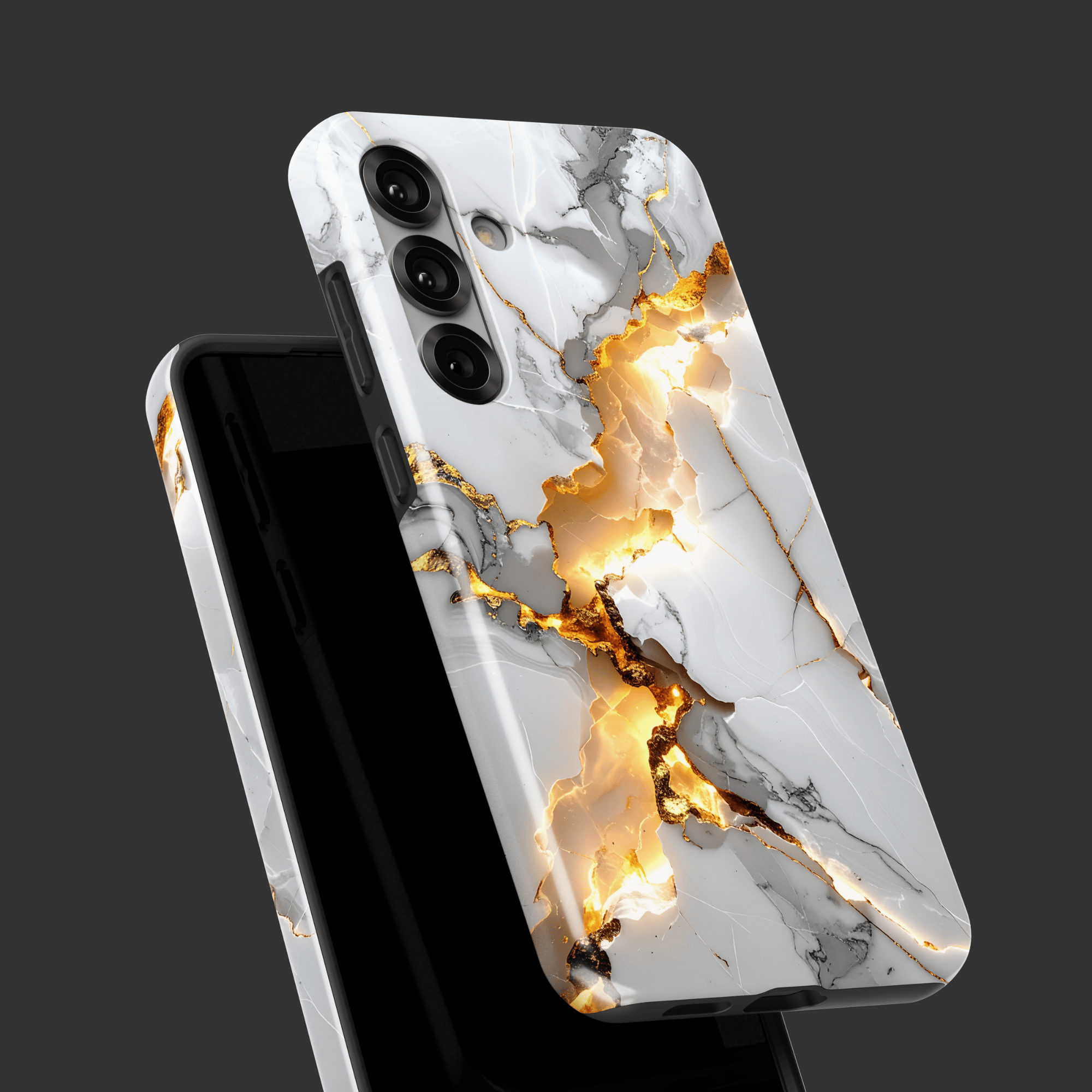 golden-fracture-handyhuelle-seitenansicht – Seitliche Perspektive der robusten Marmorhülle mit goldenem Design.