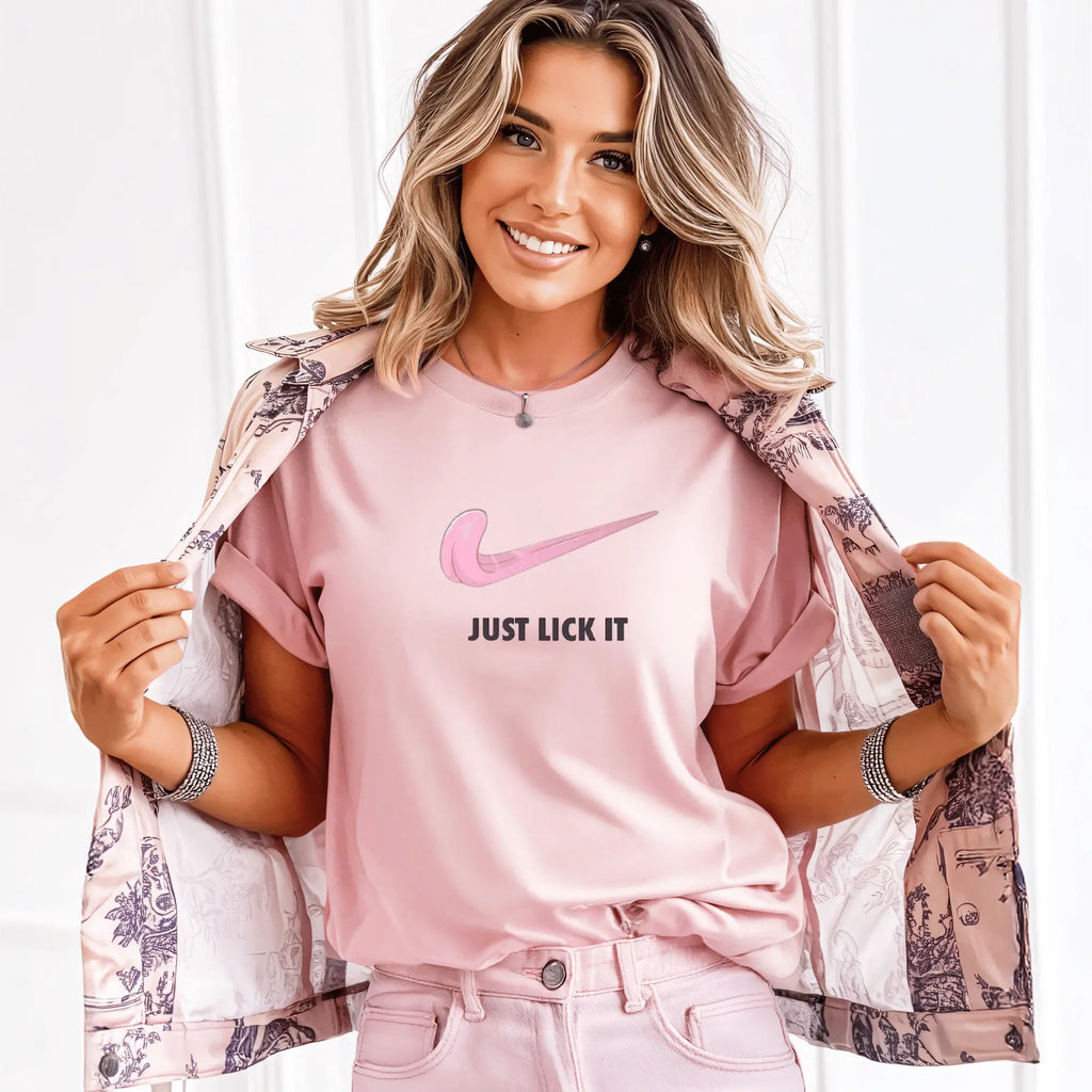 Just Lick It T-Shirt | Freches Unisex Shirt mit pinkem Design - ElmunoT-Shirt