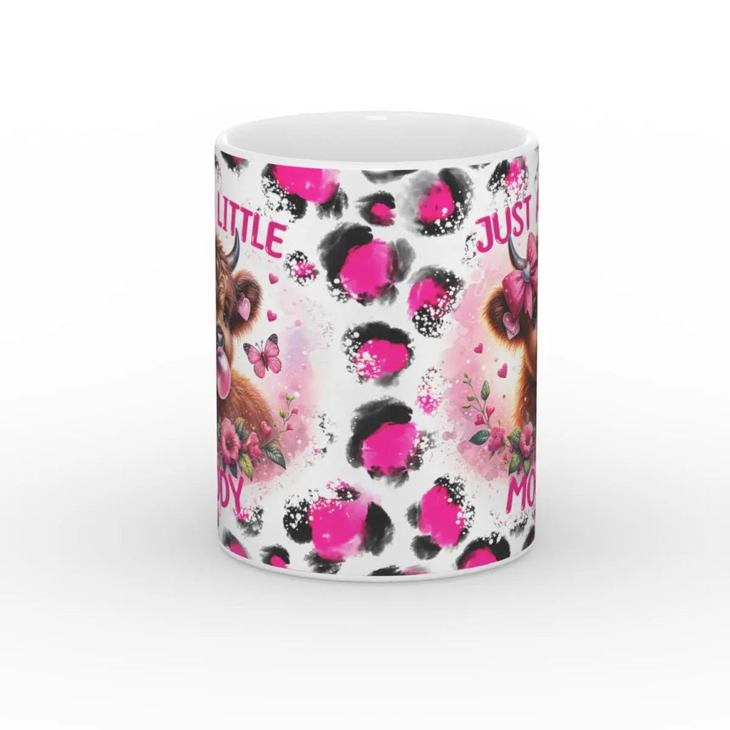 Rückansicht einer weißen Keramiktasse mit einem Muster aus rosa und schwarzen Farbspritzern, ergänzt durch dezente Blumen und Schmetterlinge. Das Design ist lebendig und modern.