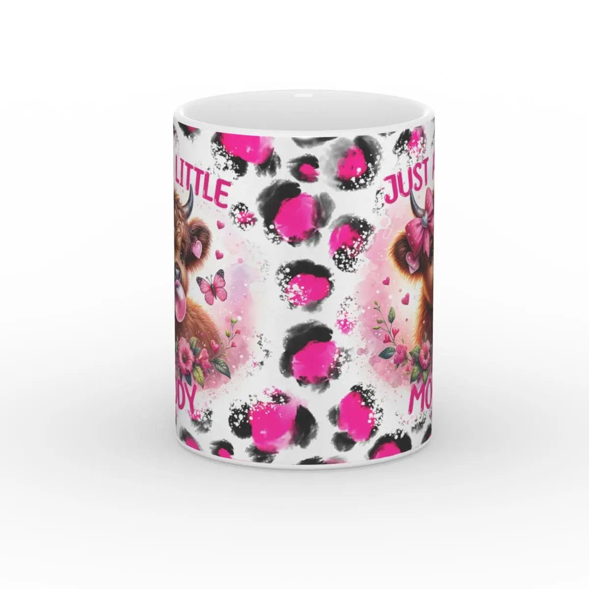 Rückansicht einer weißen Keramiktasse mit einem Muster aus rosa und schwarzen Farbspritzern, ergänzt durch dezente Blumen und Schmetterlinge. Das Design ist lebendig und modern.