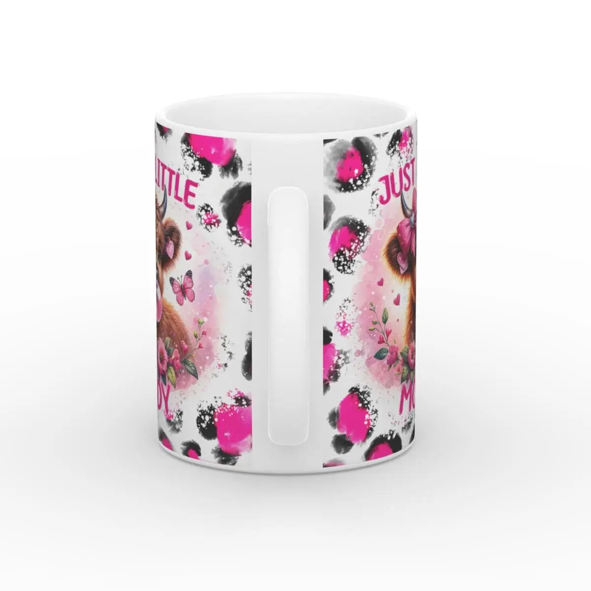 Seitenansicht der Tasse mit Fokus auf den Henkel, zeigt das durchgehende Muster aus rosa und schwarzen Spritzern sowie Blumen und Schmetterlingen. Ein einheitliches Design, das die gesamte Tasse abdeckt.
