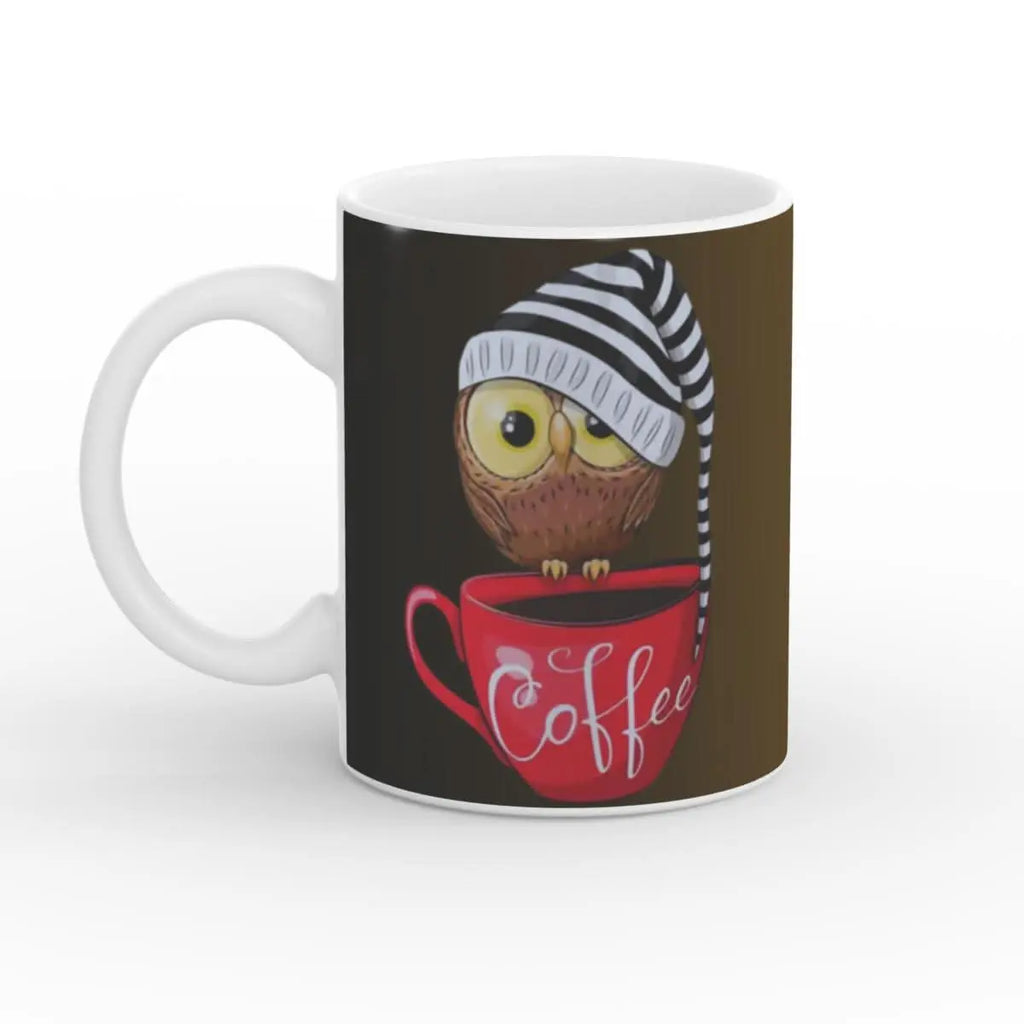 Weiße Kaffeetasse mit Eulendesign, zeigt eine Eule mit Schlafmütze, die in einer roten Tasse sitzt und auf der 'Coffee' steht.