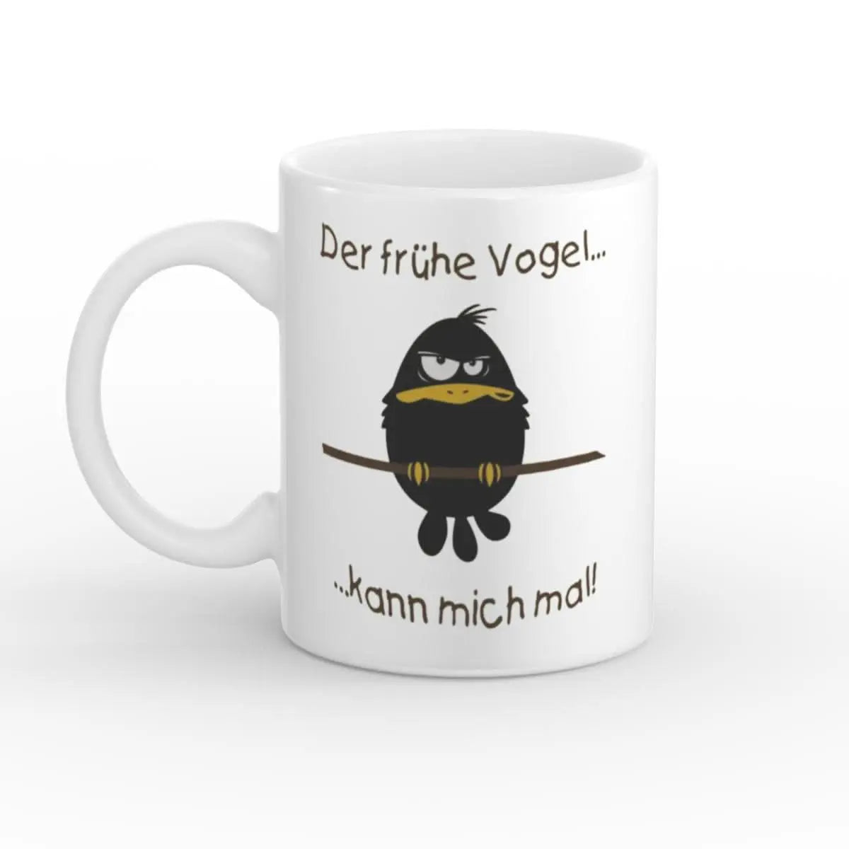 Weiße Kaffeetasse mit dem Spruch 'Der frühe Vogel... kann mich mal!' und einem mürrischen Vogel auf einem Ast.