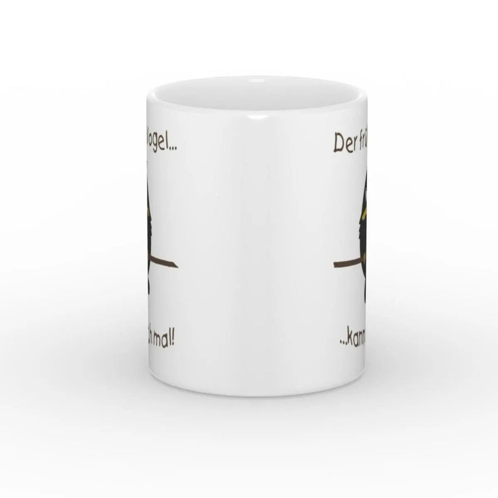 Seitliche Ansicht der Kaffeetasse mit dem frechen Spruch und einem grimmigen Vogelmotiv.