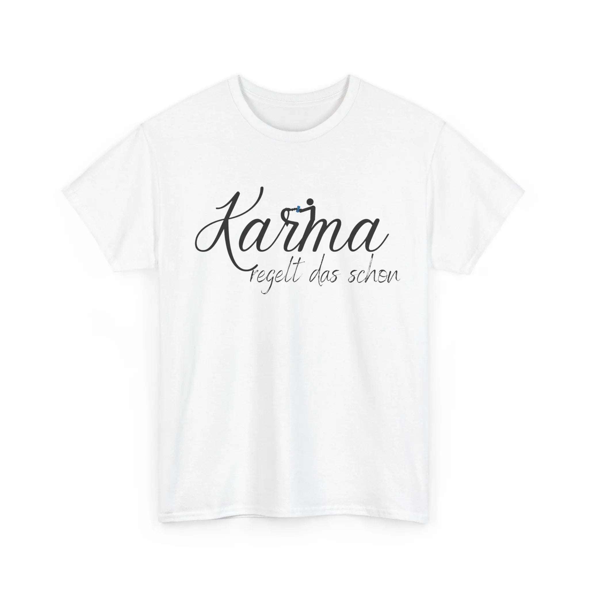 Weißes T-Shirt mit Schriftzug „Karma regelt das schon“ in schwarzer Schrift, unisex Design.