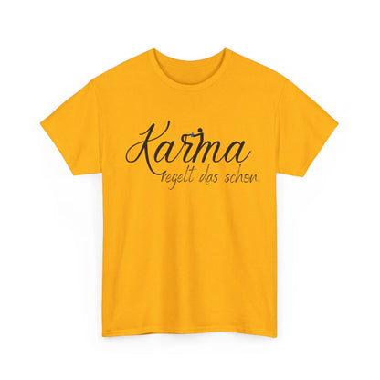 Gelbes Unisex T-Shirt mit schwarzem Schriftzug „Karma regelt das schon“.