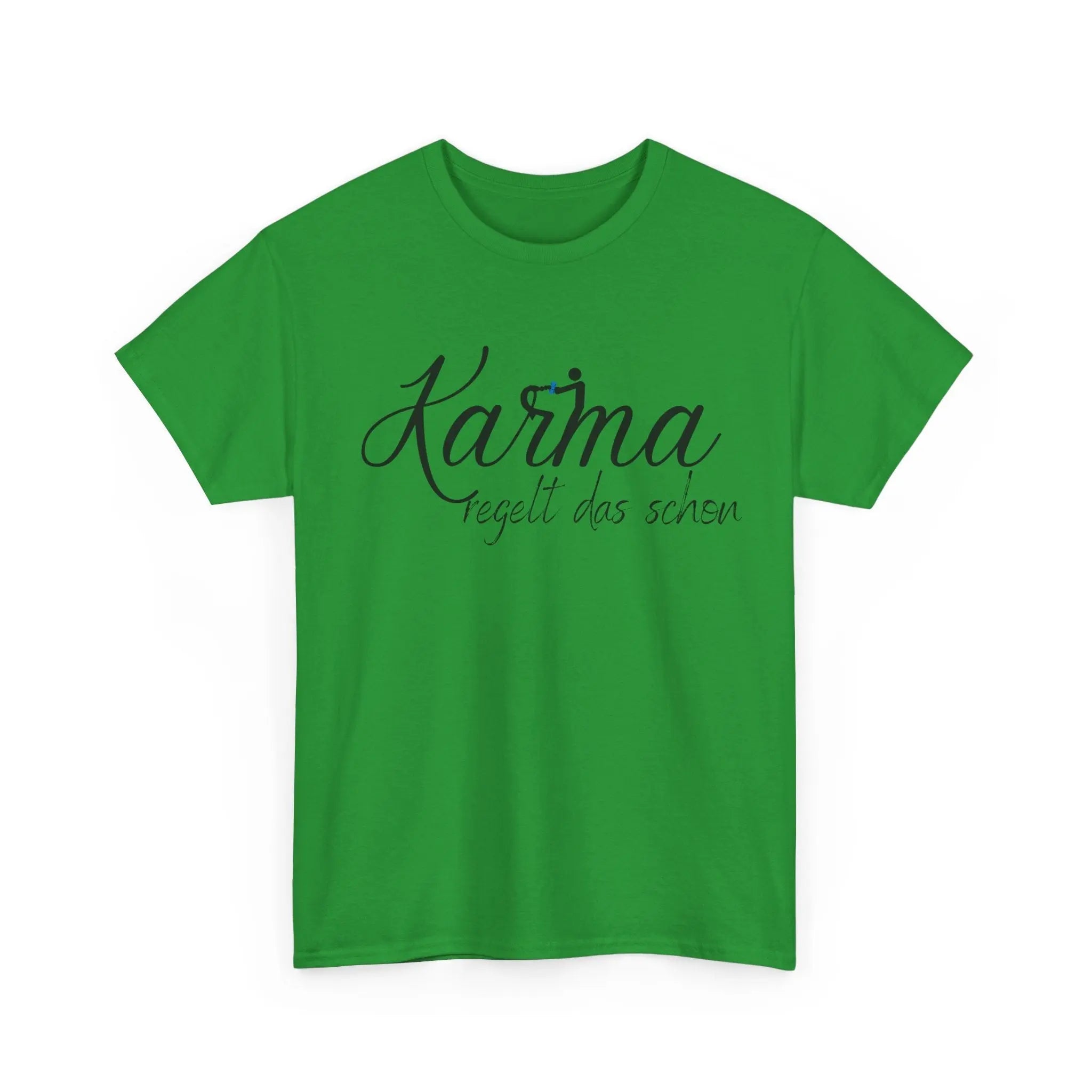 Grünes T-Shirt mit dem Spruch „Karma regelt das schon“, bequemer Unisex-Look.