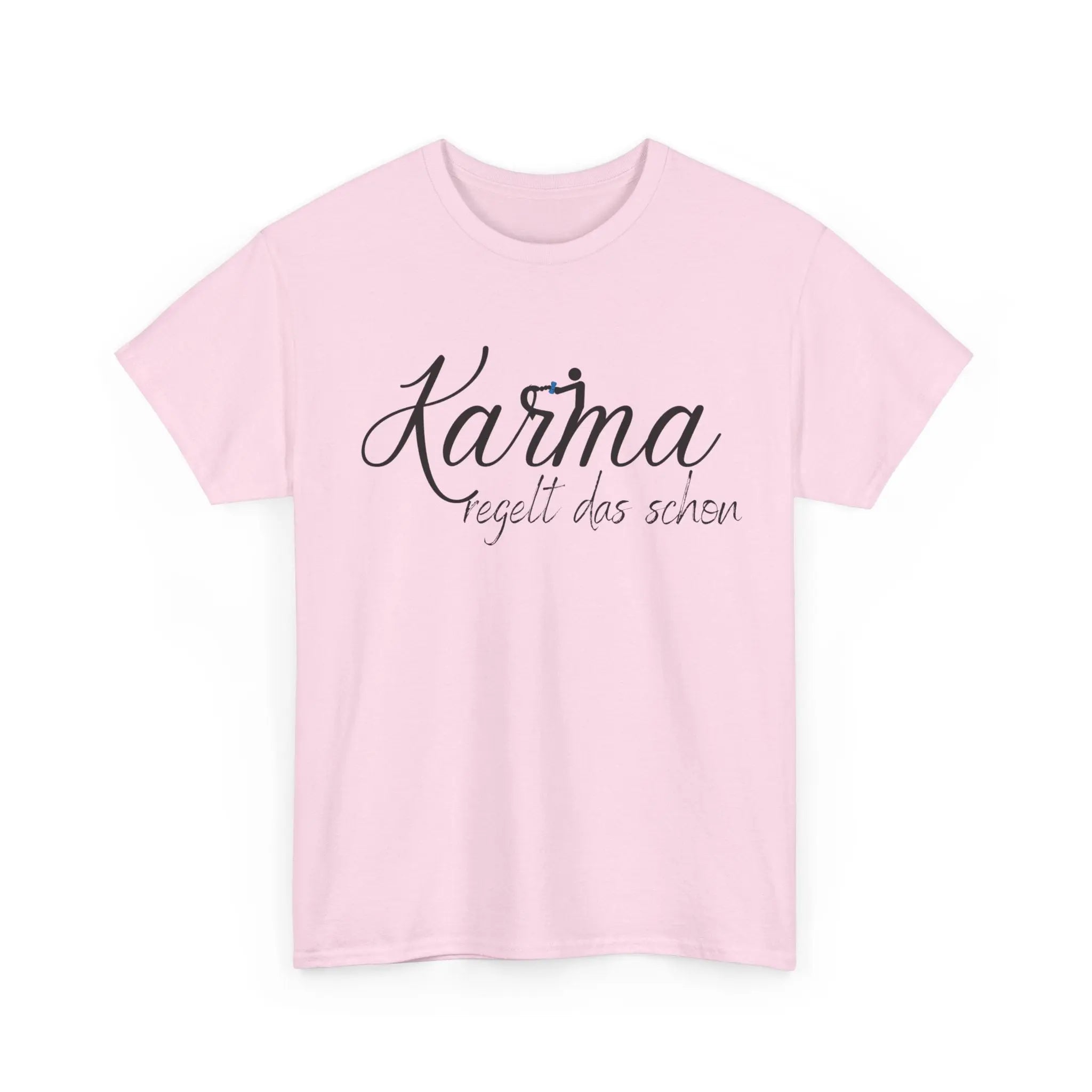 Rosa T-Shirt mit schwarzem Schriftzug „Karma regelt das schon“, ideal als Geschenk.