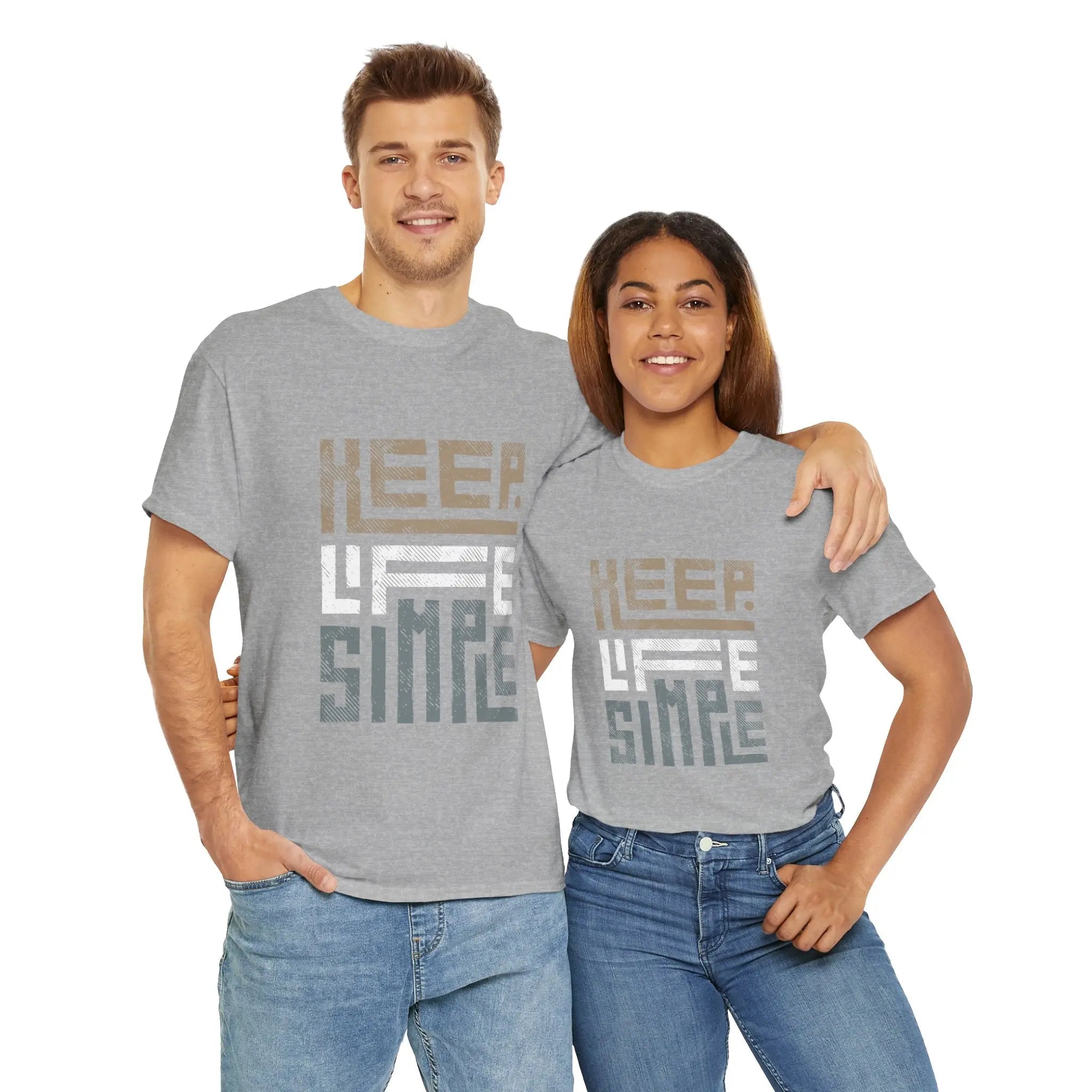  Mann und Frau tragen graue "Keep Life Simple" T-Shirts, beide lächelnd in lässiger Pose.