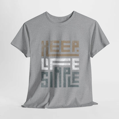 Graues "Keep Life Simple" T-Shirt flach ausgelegt mit modernem Schriftzug-Design.