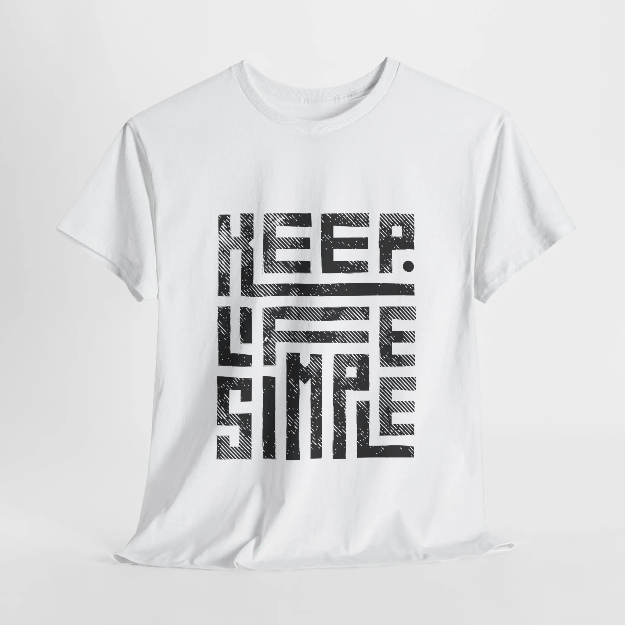 Weißes "Keep Life Simple" T-Shirt mit schwarzem geometrischem Schriftzug-Design.