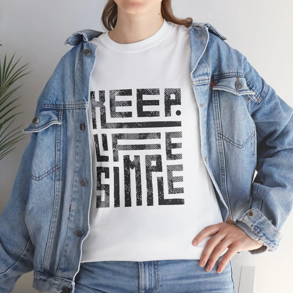 Frau trägt ein weißes "Keep Life Simple" T-Shirt unter einer Jeansjacke.