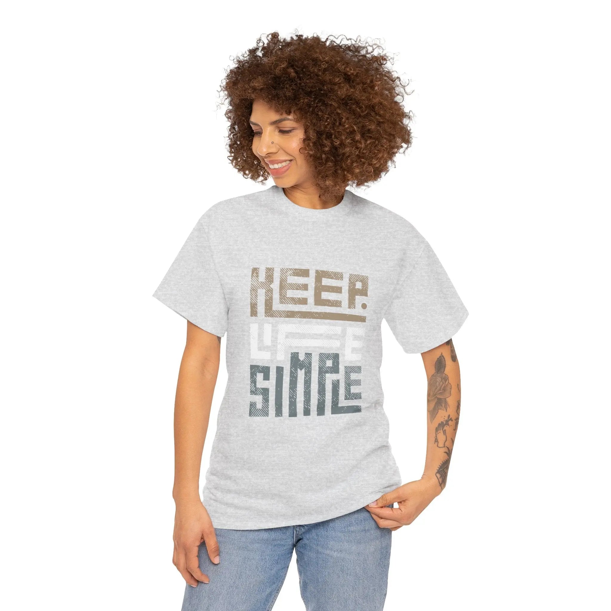 Frau trägt ein hellgraues "Keep Life Simple" T-Shirt und blickt lächelnd nach unten.