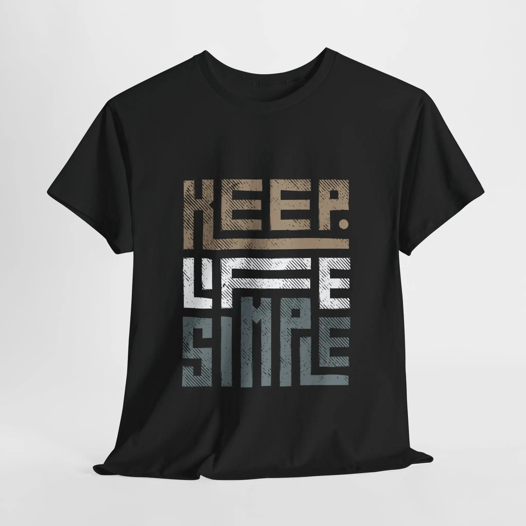 Schwarzes "Keep Life Simple" T-Shirt mit kontrastreichem Design, flach ausgelegt.