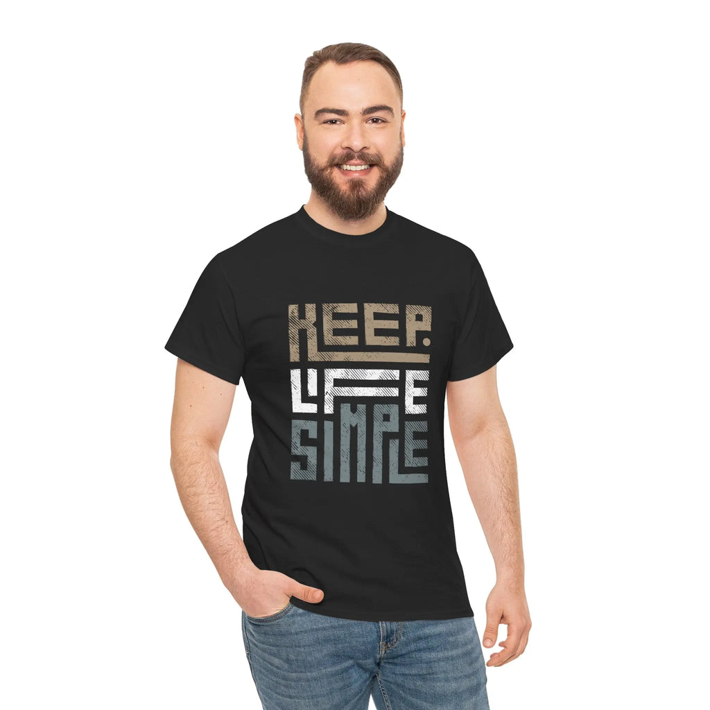 Mann trägt ein schwarzes "Keep Life Simple" T-Shirt mit modernem Schriftzug.
