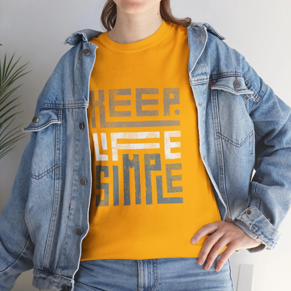 Frau trägt ein gelbes "Keep Life Simple" T-Shirt unter einer Jeansjacke.