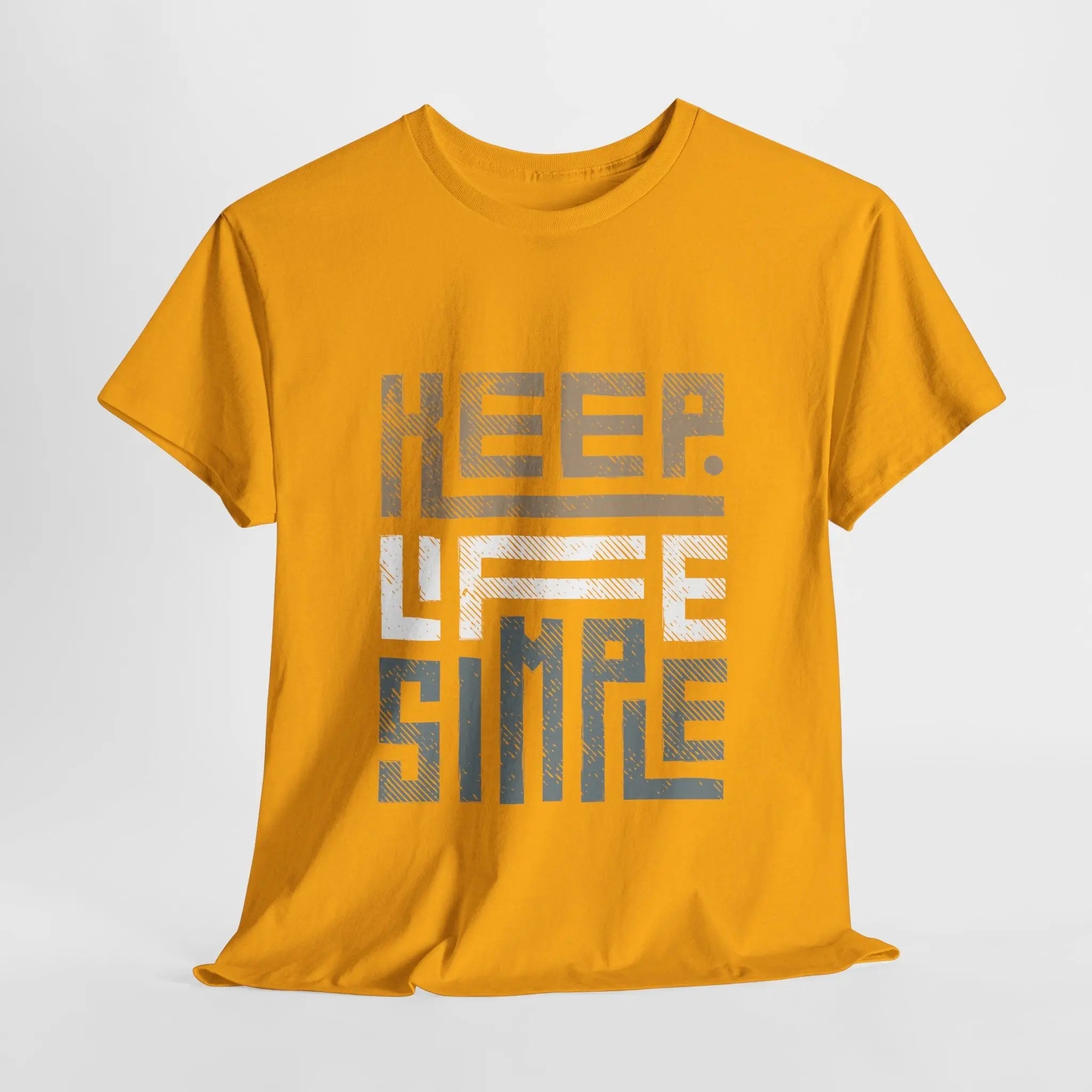Gelbes "Keep Life Simple" T-Shirt mit auffälligem, kontrastierendem Design, flach ausgelegt.