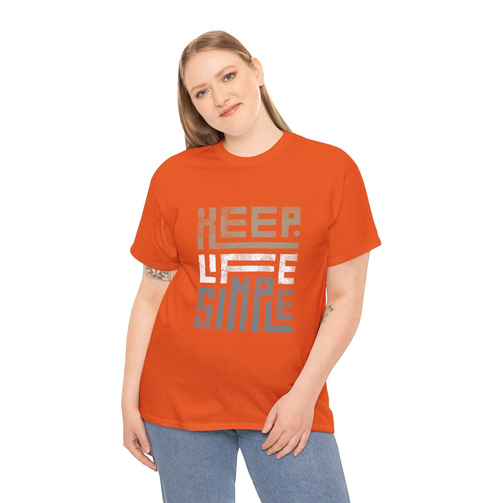 Frau trägt ein orangefarbenes "Keep Life Simple" T-Shirt und lächelt leicht.