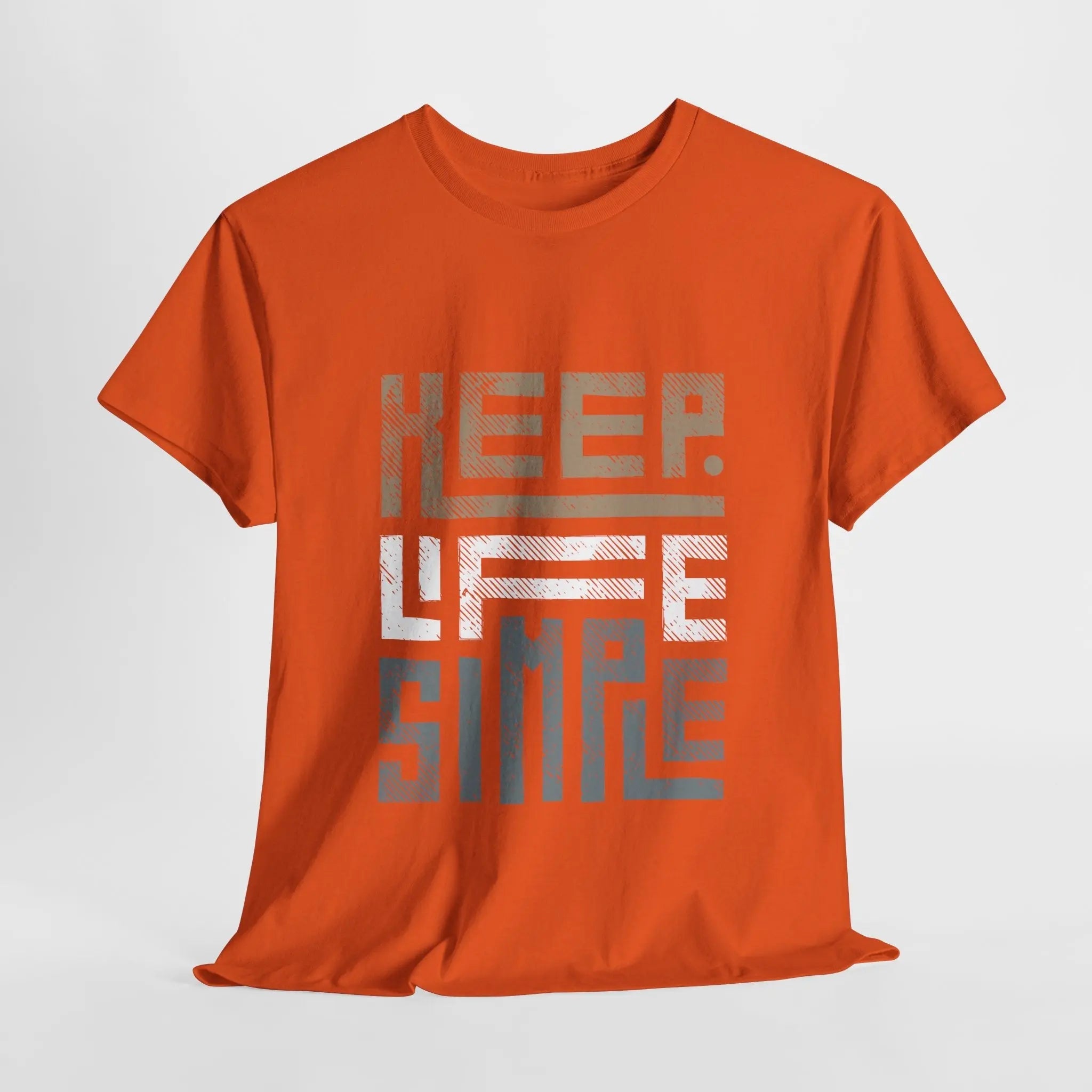 Orangefarbenes "Keep Life Simple" T-Shirt mit modernem Schriftzug-Design, flach ausgelegt.