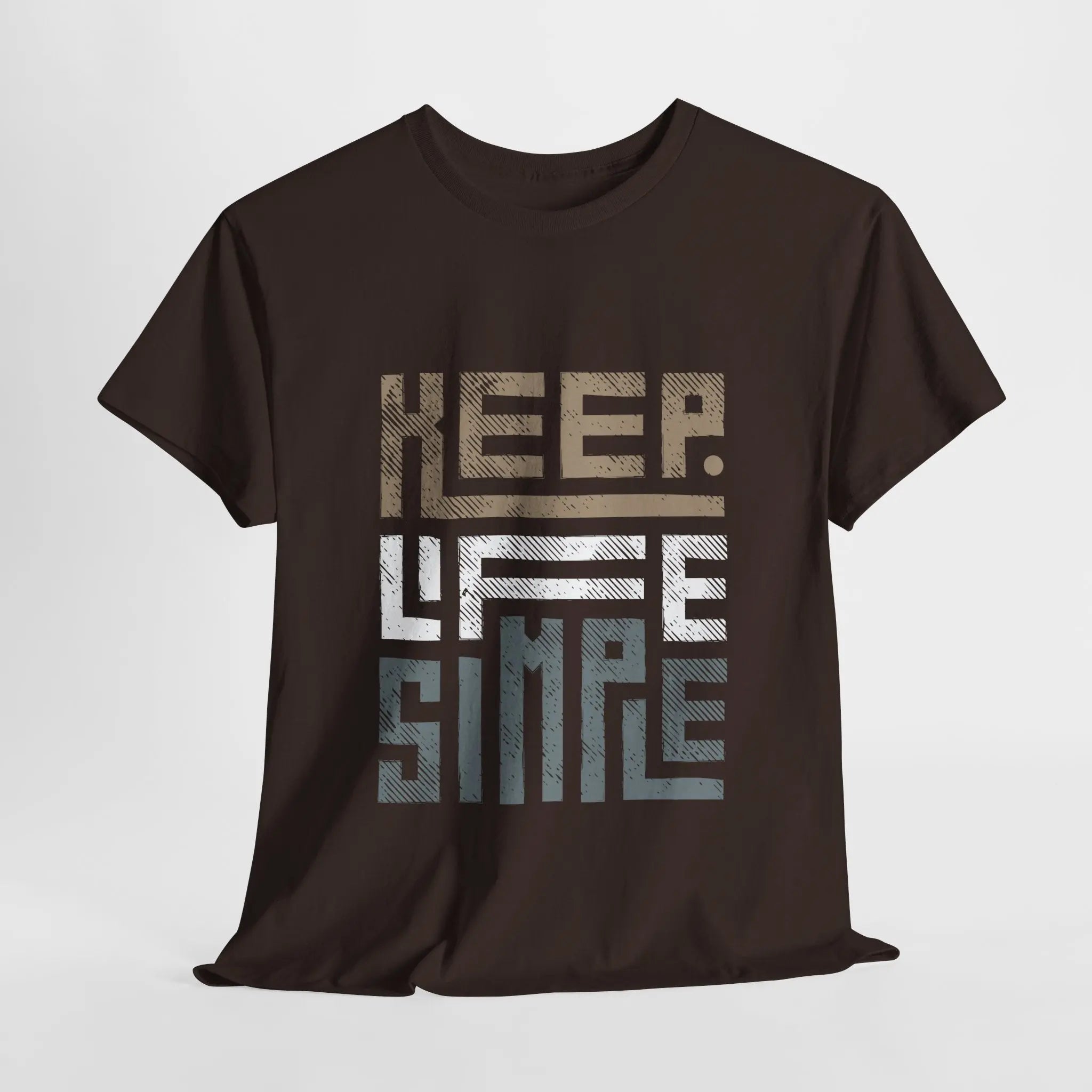 Dunkelbraunes "Keep Life Simple" T-Shirt mit kontrastierendem Design, flach ausgelegt.
