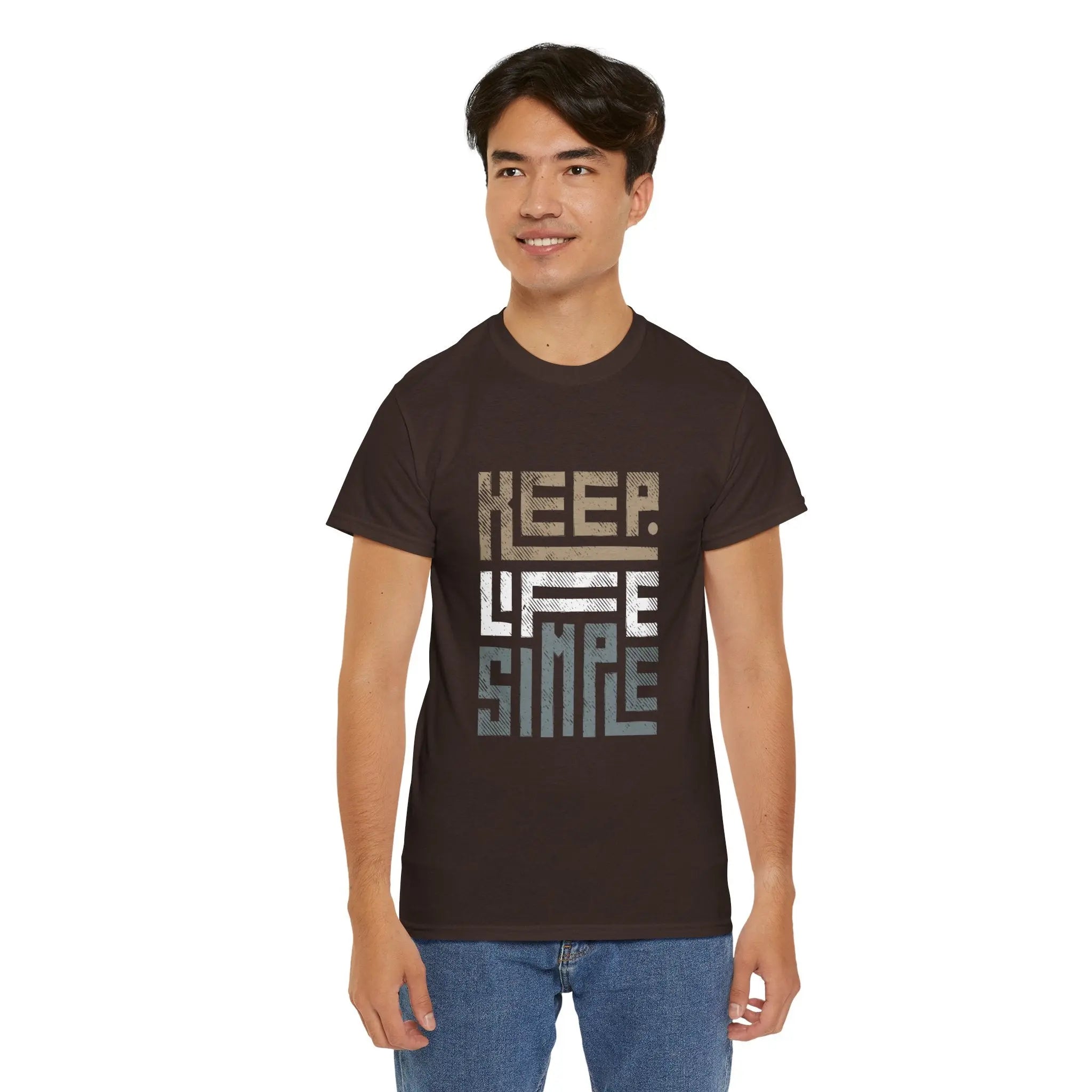 Mann trägt ein dunkelbraunes "Keep Life Simple" T-Shirt und lächelt freundlich.