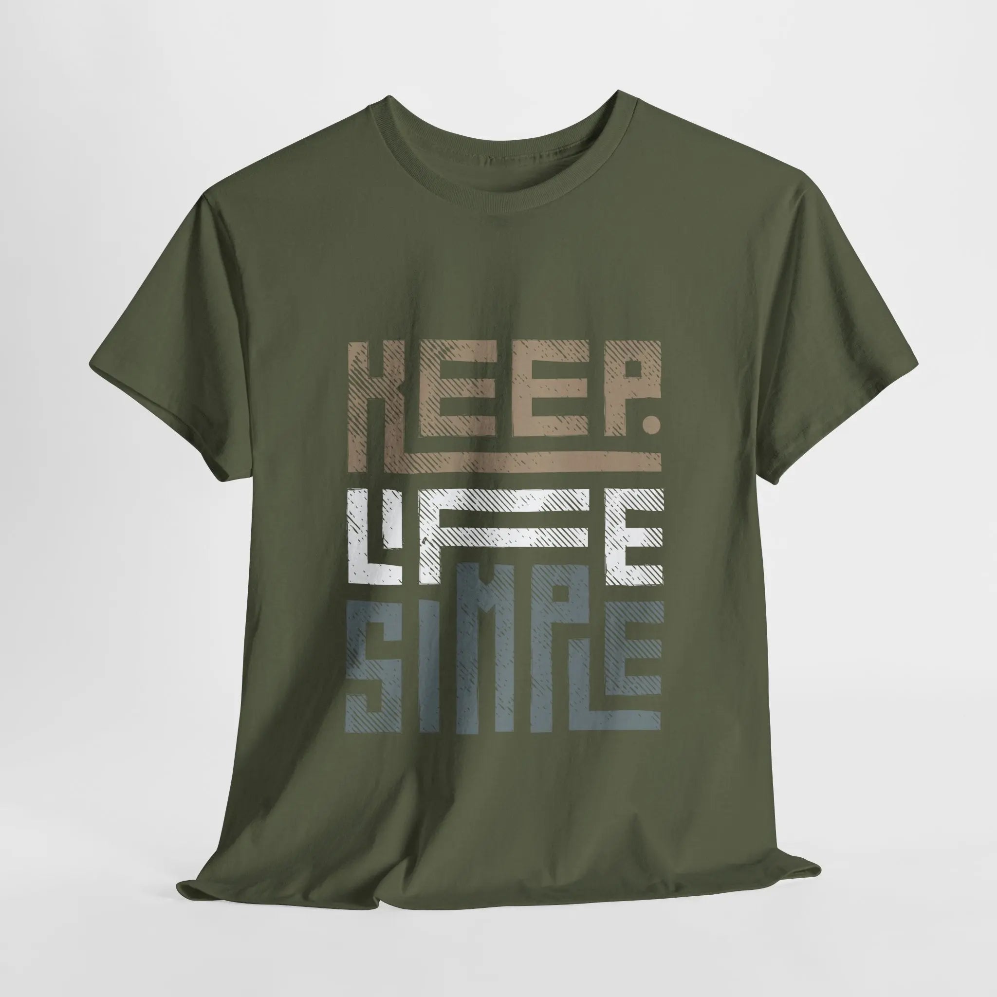 Olivgrünes "Keep Life Simple" T-Shirt mit stilvollem Schriftzug-Design, flach ausgelegt.